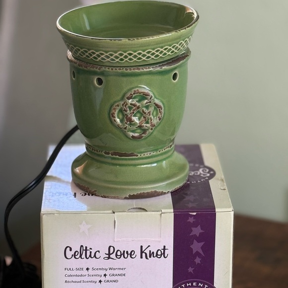 Vintage Retired Scentsy Celtic Love Knot Wax Warmer - Picture 2 of 2
